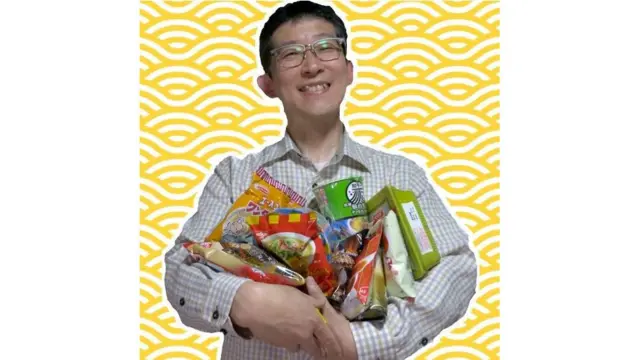 集めたラーメンを抱える山本利夫