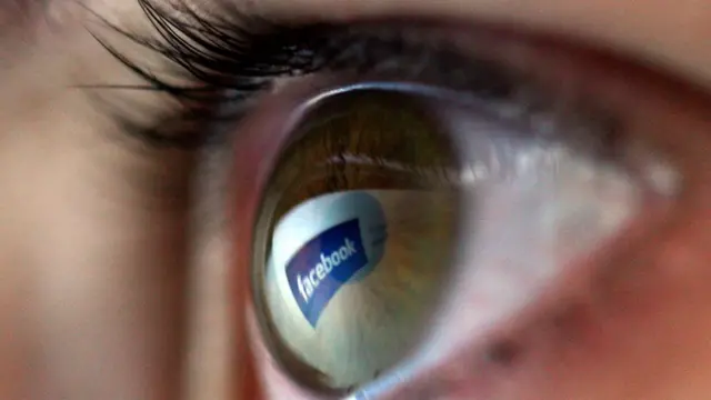 Логотип "Фейсбука" отражается в зрачке