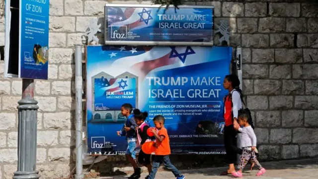 Kus sokağında Trump destekçisi afişler