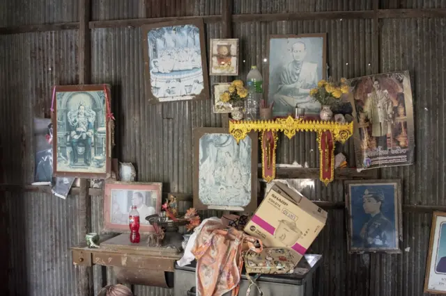 ผนังบ้านที่อนงพรค์ และวีระศักดิ์ พยายามจัดให้กลับมาเหมือนเดิมมากที่สุด