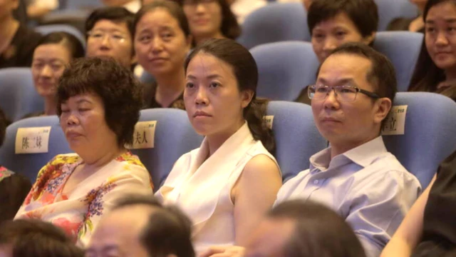 Anya eshagiga sichqonchani oladi Anya eshagiga sichqonchani oladi