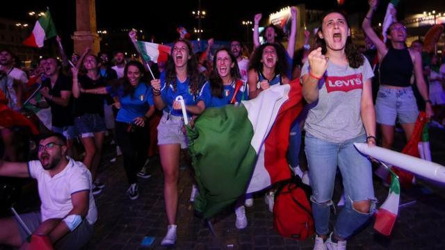 شادی هواداران ایتالیا در شهر رم