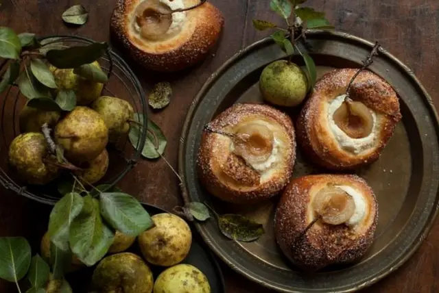 नाशपाती और पेस्ट्री की तस्वीर