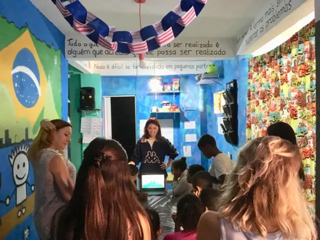 Imagem mostra crianças tendo aula dentro do Project Favela, do Riocaça niquel tv milionario baixarJaneiro