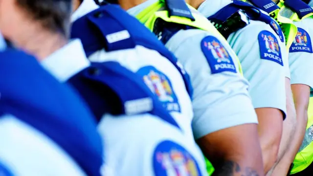 新西蘭奧克蘭街頭警員在一場示威活動上站崗（20/2/2016）