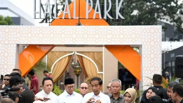 Presiden Joko Widodo menyampaikan keterangan usai meresmikan Halal Park di kawasan Stadion Utama Gelora Bung Karno, Jakarta, Selasa (16/04)