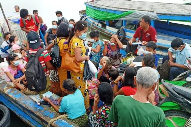 တိုက်ပွဲတွေကြောင့် ကျေးရွာတွေမှာ အိမ်တွေ မီးလောင်ပျက်စီးတာတွေ ရှိခဲ့