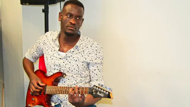Moussa Ahmed, musicien soudanais, arrivé en France en 2016.