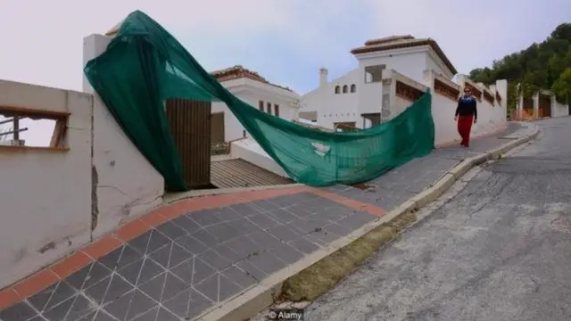 ज़मीन धंसने की समस्या स्थानीय है