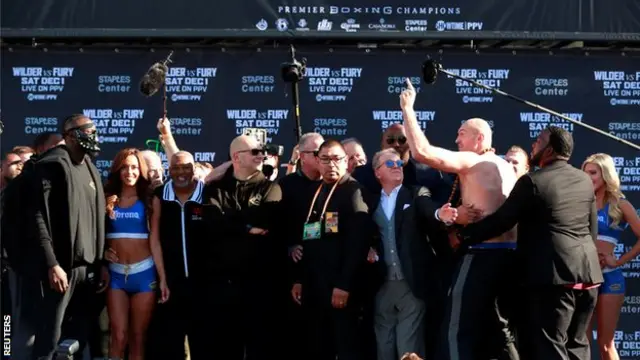 دیروز (جمعه) دور بوکسور در خارج ورشگاه استیپل لس‌آنجلس برای هم رجز خواندند