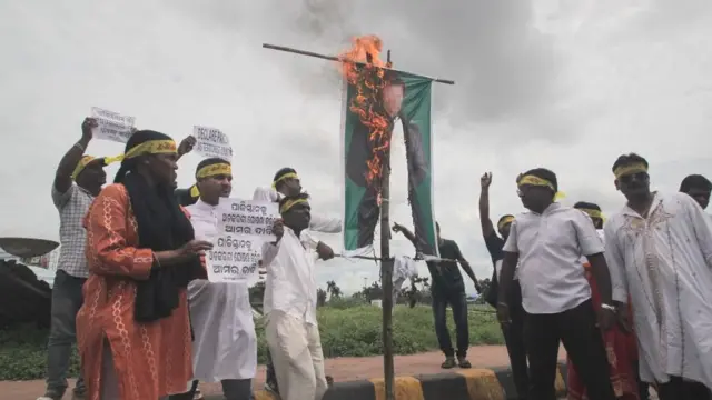 ভারতের ওড়িষ্যায় ইমরান খানের কুশপুত্তলিকা পোড়াচ্ছে একটি কট্টর হিন্দু সংগঠনের কর্মীরা, সেপ্টেম্বর ২০১৯