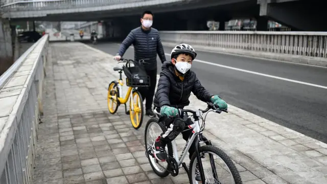 Menino chinês andandocomo ganhar bônus na pixbetbicicleta