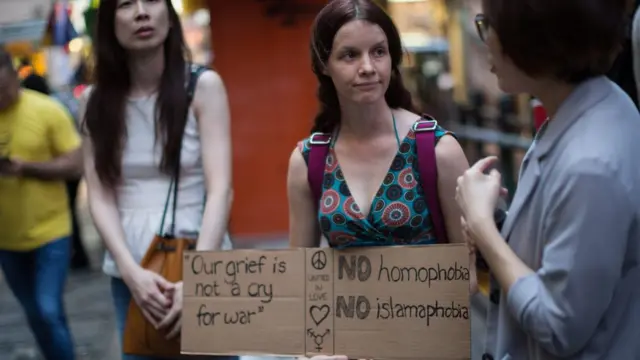 Chicas con carteles contra la homofobia.