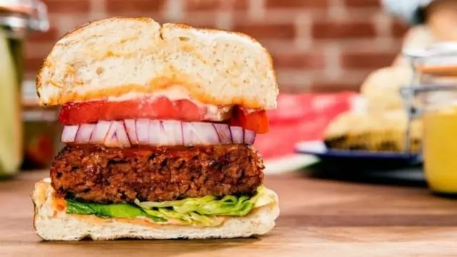 فراتر از برگر برای شبیه سازی رنگ خون از آب لبو استفاده می‌کند