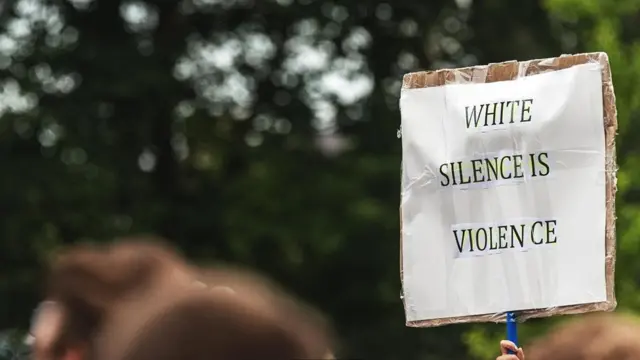 لافتة تحمل كلمات معارضة للعنف