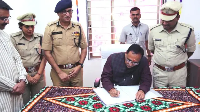 પોલીસ સાથે વિજય રૂપાણી