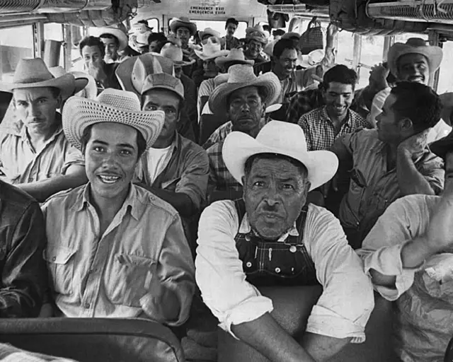Un autobús lleno de braceros