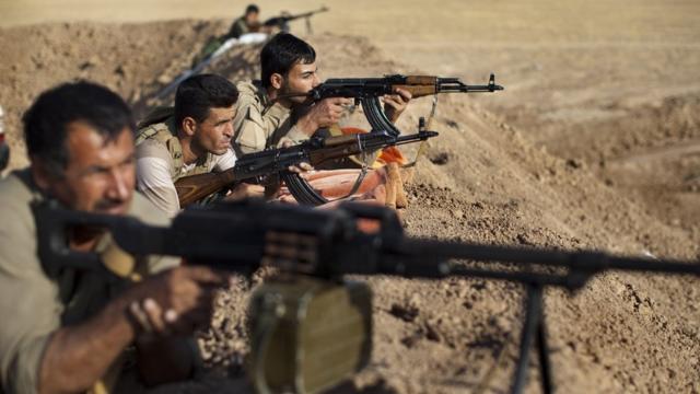 Pejuang Peshmerga Kurdi di garis depan di distrik Gwer selatan Irbil, Irak (15 September 2014)
