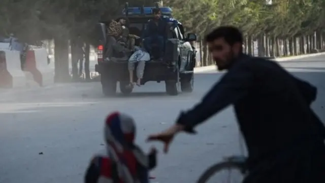 ஆப்கானிஸ்தான்: காபூல் விமான நிலைய குண்டுவெடிப்பில் 11 பேர் உயிரிழப்பு