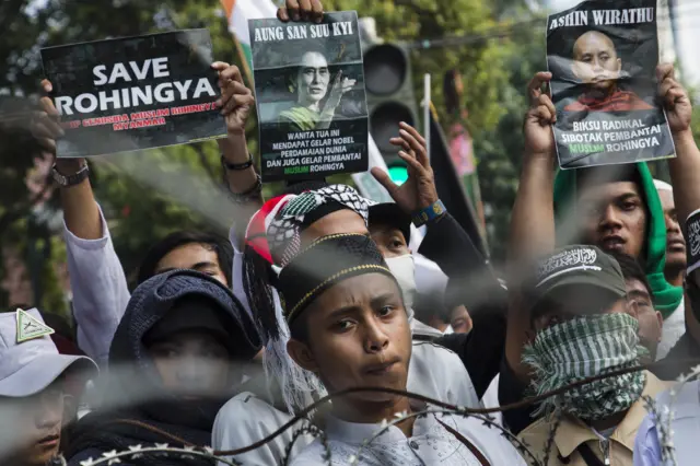 เมื่อสัปดาห์ที่่ผ่านมา ชาวอินโดนีเซียร่วมกันประท้วงต่อต้านทางการเมียนมาที่มีปฏิบัติการต่อชาวโรฮิงญาในรัฐยะไข่อย่างไร้มนุษยธรรม ด้านหน้าสถานทูตเมียนมาในกรุงจาการ์ต้า
