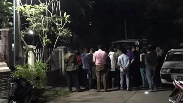 ဒီဇင်ဘာ ၇ ရက်နေ့ညပိုင်းက အချင်းများပြီး တရုတ်နိုင်ငံသားတွေနေတဲ့အိမ်ရှေ့မှာ ရပ်ကွက်ထဲကလူအချို့ပါ ရောက်ရှိလာစဉ်