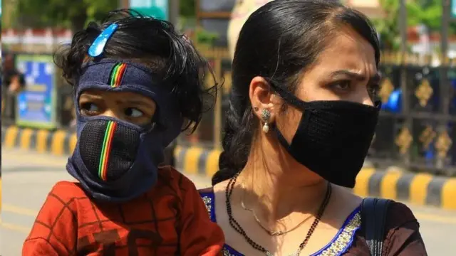 માસ્ક સાથે મહિલા અને બાળક