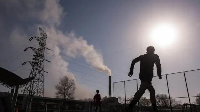 지난 4월 평양 만수대에서 공을 차고 있는 한 소년