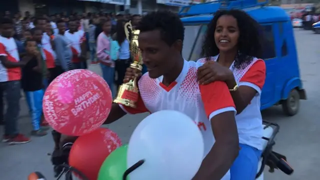 ኣብ ሞተር ብሽክሊታ ኮይኖም ስምዒት ሓጎሶም ዝገልጹ መናእሰይ