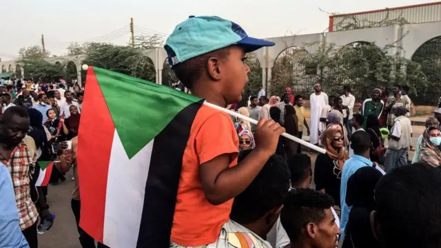 Ребенок на плечах отца на демонстрации