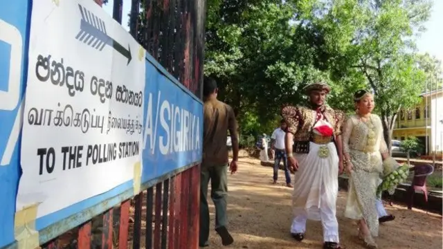 திருமணம் செய்தவுடன் ஓட்டு அளிக்க சென்ற தம்பதியர்