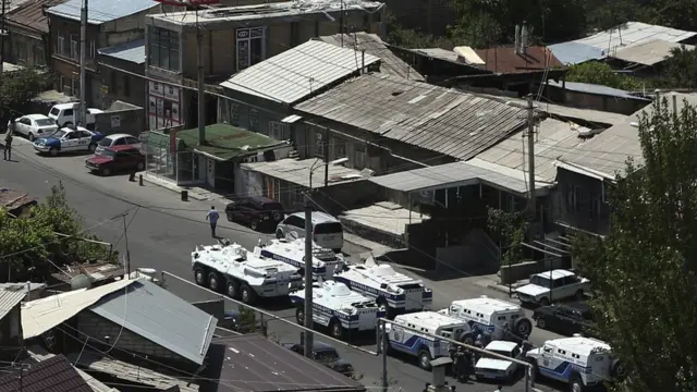 Спецслужбы блокируют подъезды к захваченному полицейскому участку