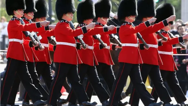 การเปลี่ยนกะของทหารองครักษ์หน้าลานพระราชวังบักกิงแฮม
