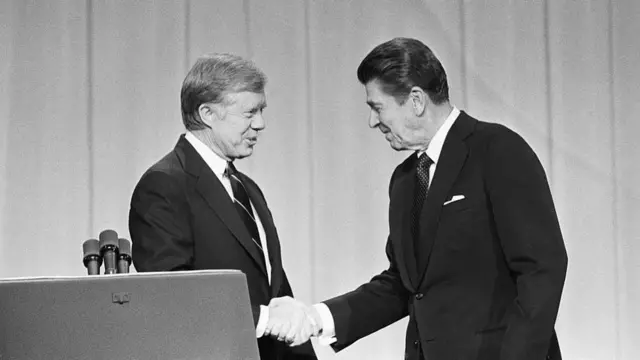 رونالد ریگان (راست) و جیمی کارتر