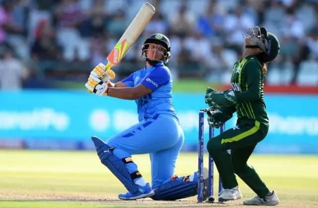 இந்திய வீரர் ரிச்சா கோஷ் அடித்த ஒரு ஷாட்