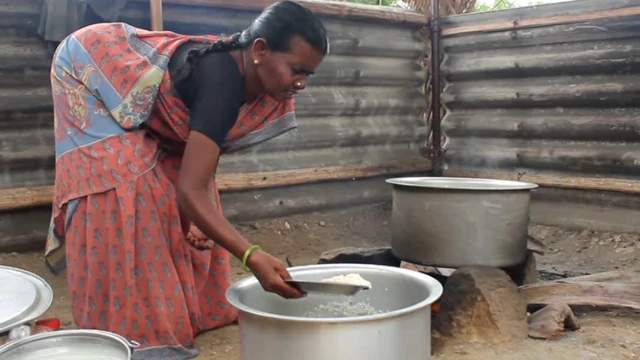 சத்துணவு சமைக்கும் பணியில் பாப்பாள்.