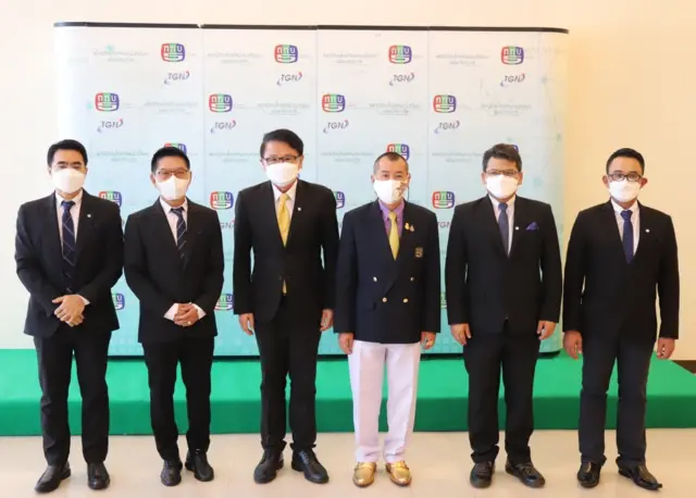 ทีมผู้บริหาร ททบ.5 และ ผู้ดำเนินรายการจากกลุ่มท้อปนิวส์