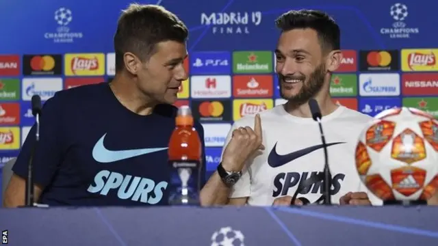 مائوریتسیو پوچتینو (چپ) مربی تاتنهام و هوگو لوریس کاپیتان تاتنهام روز جمعه در کنفرانس خبری شرکت کردند