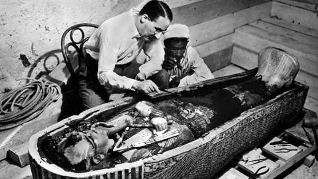 Howar Carter no túmulo de Tutancâmon