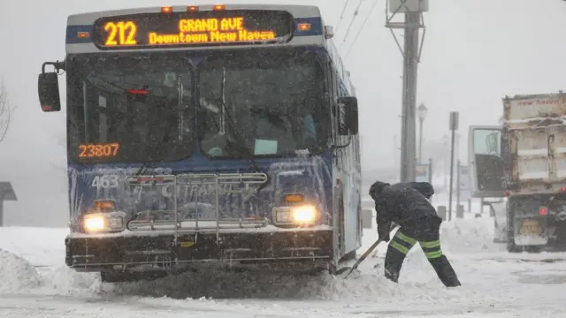 Un autobús atascado por la nieve