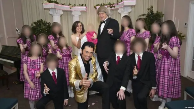 特爾品一家與扮演貓王的演員