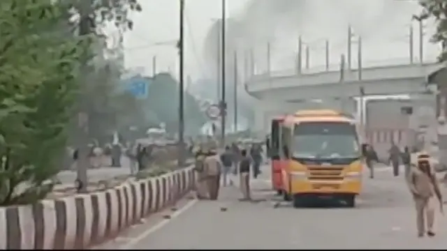 બસ પર પથ્થરમારો થયો છે