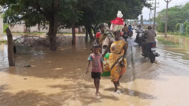 పశ్చిమగోదావరి జిల్లా ఏలూరులో సురక్షిత ప్రాంతాలకు తరలిపోతున్న లోతట్టు కాలనీల ప్రజలు