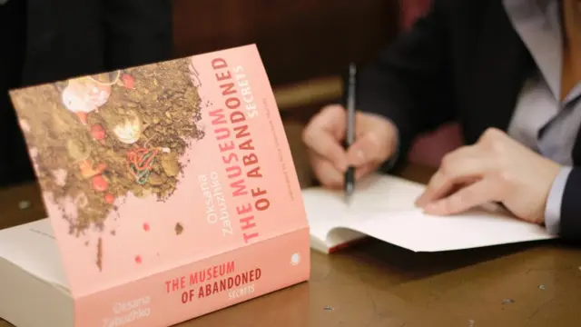 Розмова з Оксаною Забужко у Лондонській бібліотеці, 22 лютого 2023 року. Події організував Український Інститут у Лондоні.