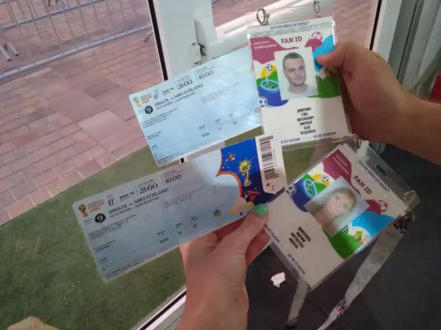 Ingressos e crachás do casal russo para assistir o jogo da seleção brasileira