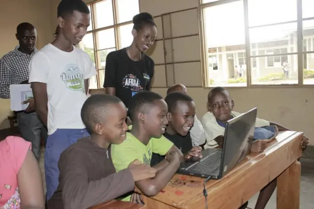 Uko umwana yiga gusoma no kwandika ngo akwiye no kwigishwa 'coding'