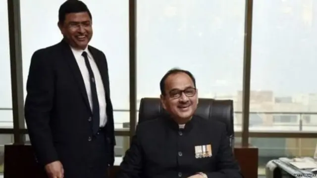 அலோக் வர்மா (நாற்காலியில் அமர்ந்திருப்பவர்), ராகேஷ் அஸ்தானா