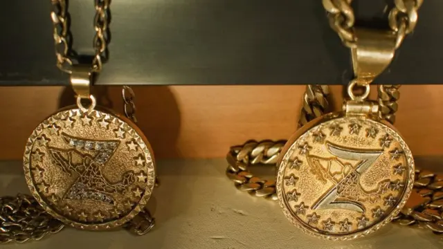 Medallas con el símbolo de Los Zetas