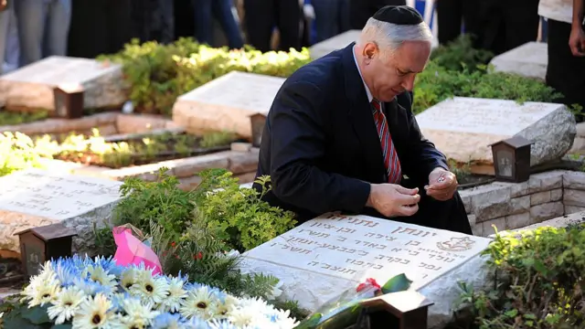 मोहिमेत प्राण गमावणाऱ्या योनाथन नेत्यानाहू या आपल्या भावाला श्रद्धांजली अर्पण करणारे पंतप्रधान बेंजामिन नेत्यानाहू