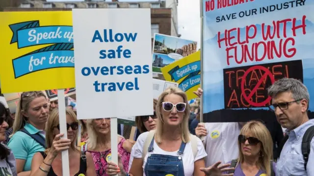 আন্তর্জাতিক ভ্রমণের ওপর বিধিনিষেধ শিথিল রার দাবিতে লন্ডনে বিক্ষোভ করছেন পর্যটন শিল্পের সাথে জড়িত লোকজন