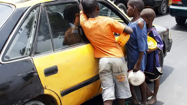 watoto waomba barabarani